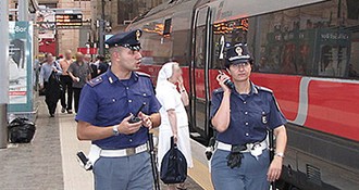 Agenti della polizia ferroviaria in stazione