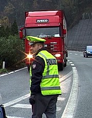 La polizia stradale durante un controllo