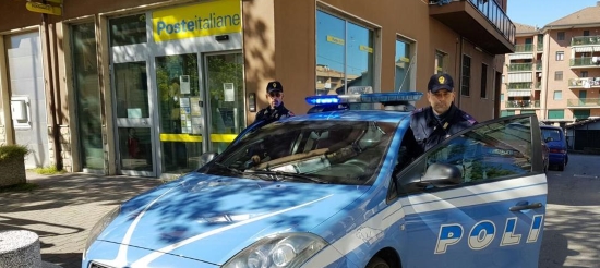 Volante davanti a un ufficio postale