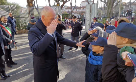 Il capo della Polizia Gabrielli saluta bambini