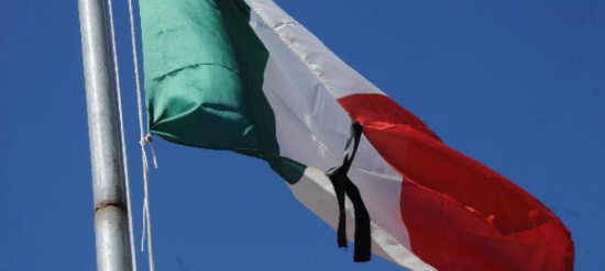 bandiera italiana con nodo a lutto