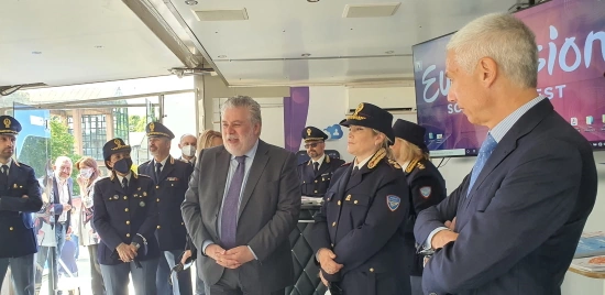 il vice capo della polizia Rizzi in visita stand oscad eurovision 2022