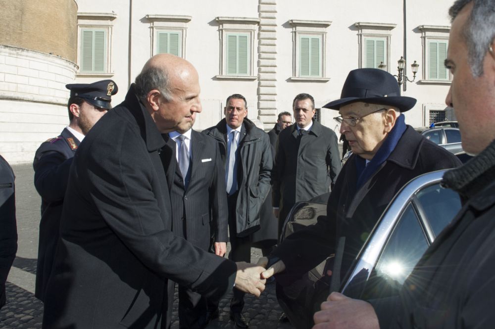 Il presidente della Repubblica Giorgio Napolitano saluta il capo della Polizia Alessandro Pansa in occasione della partenza del tour "Una vita da social"
