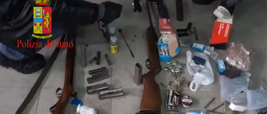 Le armi sequestrate nella fabbrica illegale