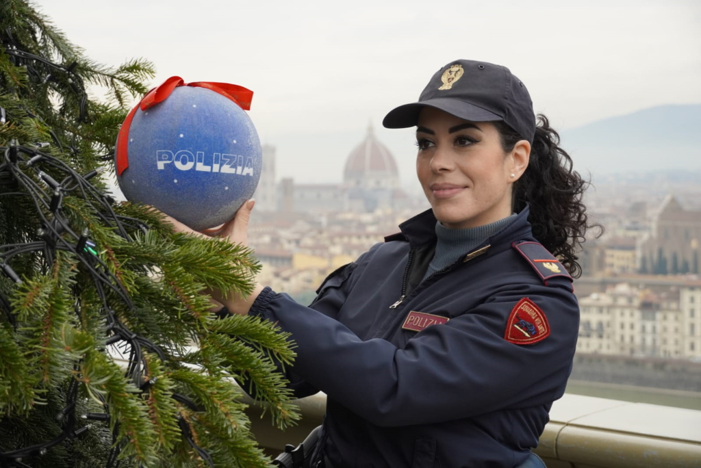 Gli alberi di Natale nelle città d’Italia con le decorazioni natalizie della Polizia di Stato: Firenze