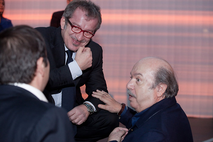 il ministro Roberto Maroni insieme a Lino Banfi alla presentazione del calendario 2011