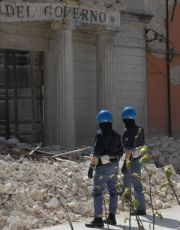 Poliziotti a L'Aquila dopo il sisma