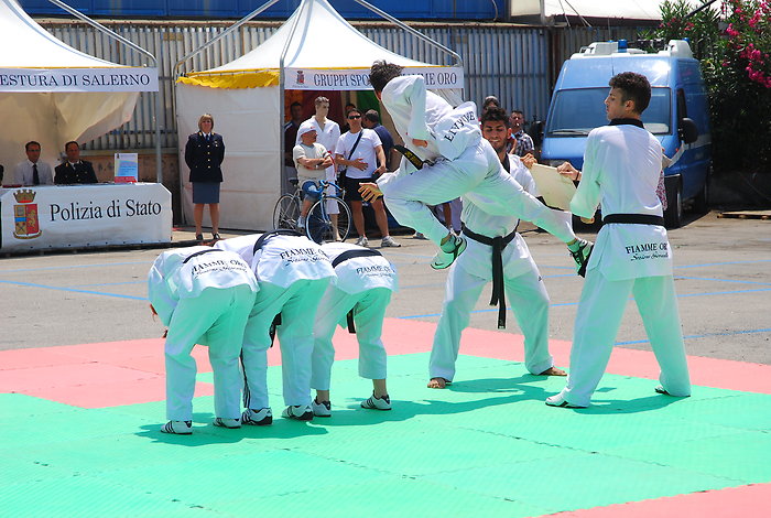 Gli atleti delle Fiamme oro taekwondo durante la loro esibizione