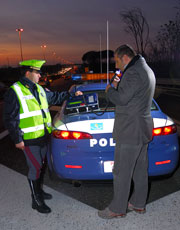 Operatore della Polizia di Stato sottopone un guidatore all'alcol test
