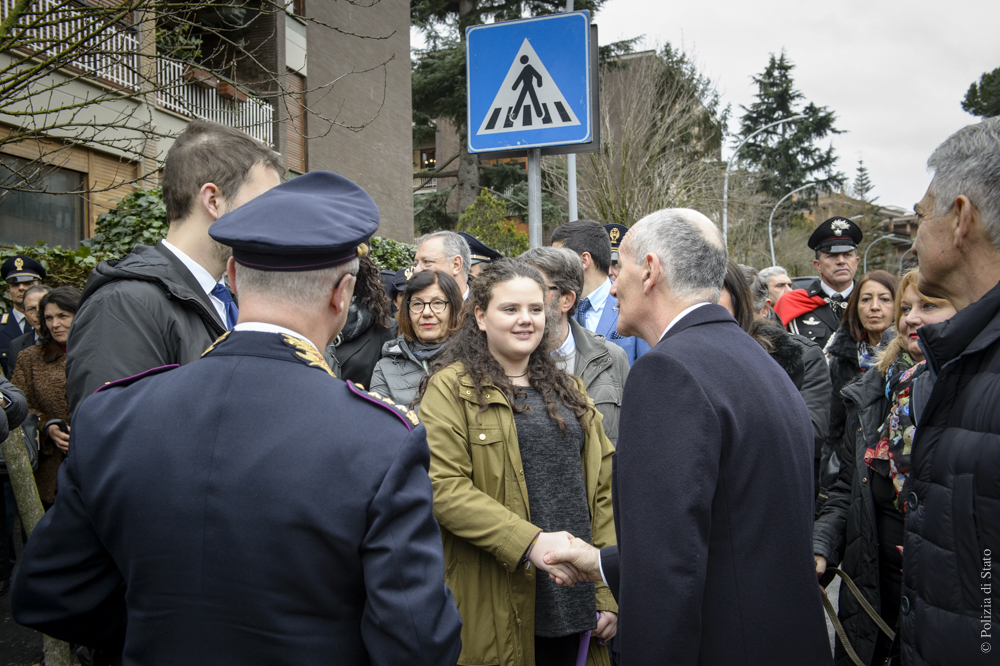 Il capo della Polizia Franco Gabrielli saluta i familiari delle vittime alla cerimonia di commemorazione di via Fani