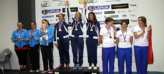 Jessica Rossi sul podio con la squadra di fossa olimpica
