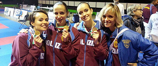 Le campionesse italiane del kata femminile a squadre con il tecnico delle Fiamme oro Roberta Sodero