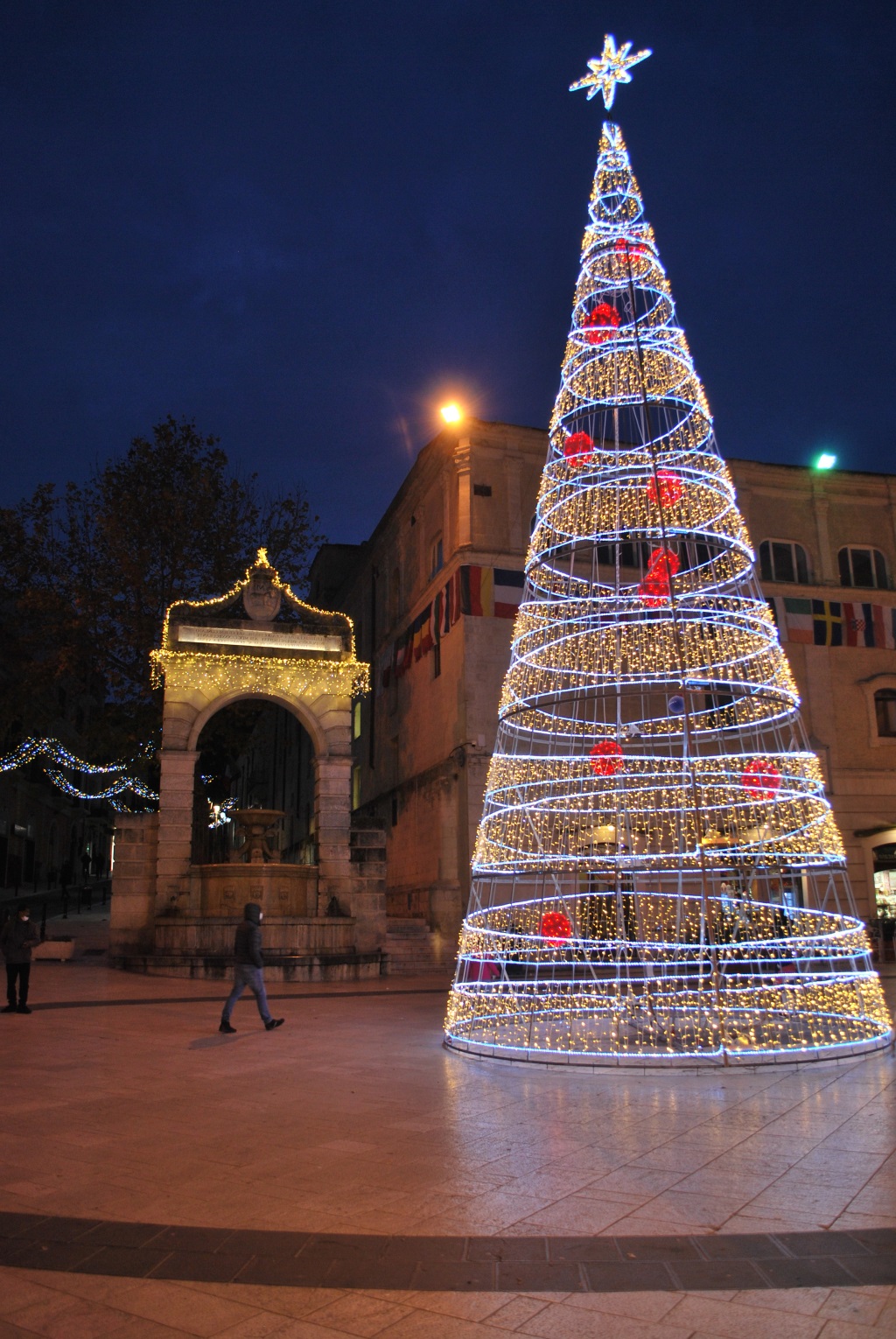 Gli alberi di Natale nelle città d’Italia con le decorazioni natalizie della Polizia di Stato: Matera