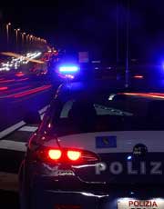 La polizia stradale durante i controlli notturni 