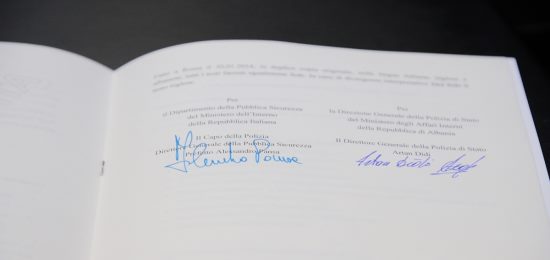 la firma del protocollo con la polizia albanese