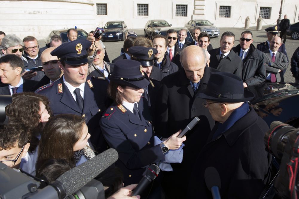 Il presidente della Repubblica Giorgio Napolitano con il capo della Polizia Alessandro Pansa in occasione della partenza del tour "Una vita da social"