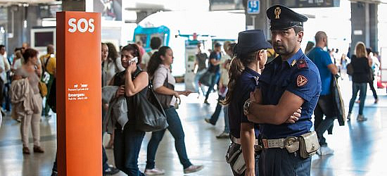 Agenti della Polizia ferroviaria durante il servizio