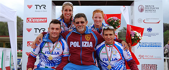La squadra delle Fiamme oro campione d'Italia con il tecnico Roberto Petroni