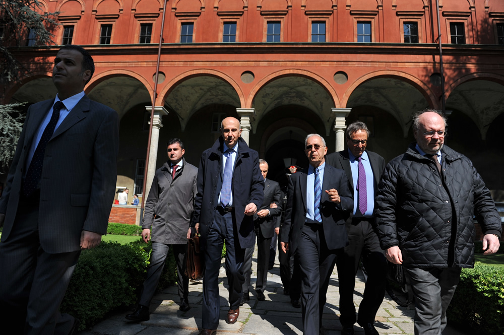 Il capo della Polizia Alessandro Pansa al suo arrivo all'università Sacro Cuore di Milano accompagnato da Ernesto Ugo Savona, direttore di Transcrime.
