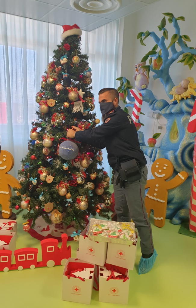 Gli alberi di Natale nelle città d’Italia con le decorazioni natalizie della Polizia di Stato: Lecce
