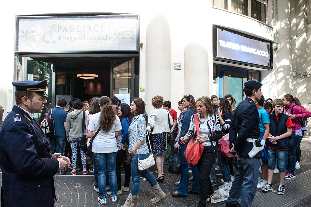 La fila di ragazzi per entrare al teatro Brancaccio