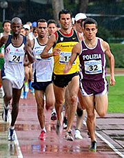 Simone Gariboldi, delle Fiamme oro, in testa al gruppo nei 10mila metri ai campionati italiani assoluti di Terni 2012