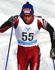 Marco Cattaneo (atleta Fiamme Oro) impegnato in una gara di sci di fondo