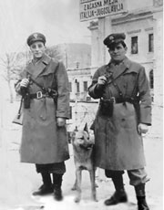 fotografia storica di due guardie di p.s. alla frontiera tra Italia e Jugoslavia