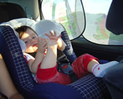 Bambina sul seggiolino montato sul sedile posteriore nel senso di marcia