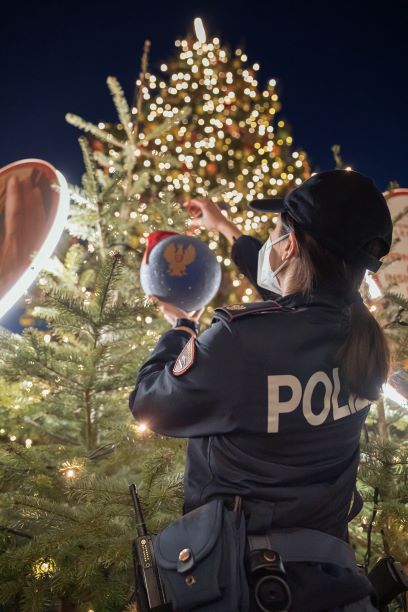 Gli alberi di Natale nelle città d’Italia con le decorazioni natalizie della Polizia di Stato: Bolzano