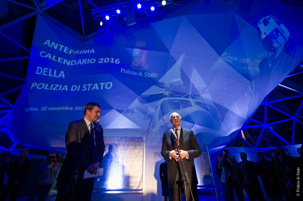 La presentazione del Calendario 2016 della Polizia di Stato: il giornalista Mario Calabresi e, a destra, il capo della Polizia Alessandro Pansa