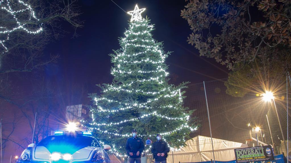 Gli alberi di Natale nelle città d’Italia con le decorazioni natalizie della Polizia di Stato: Ferrara