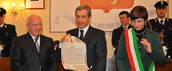Il vice capo vicario della Polizia Alessandro Marangoni mentre mostra la pergamena che gli conferisce la cittadinanza onoraria di Corleone