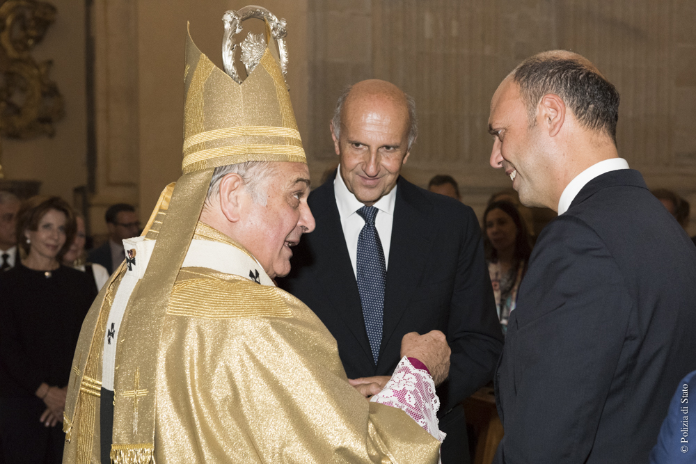 Il ministro dell'Interno Angelino Alfano a destra e il capo della Polizia Alessandro Pansa al centro salutano l'arcivescovo di Catania Salvatore Gristina al termine della funzione religiosa