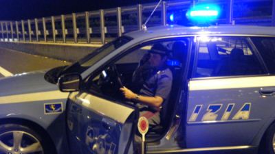 poliziotto della stradale durante un controllo