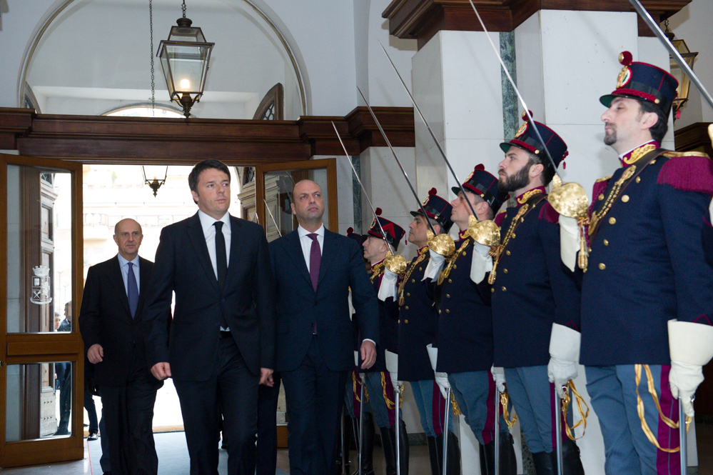Il presidente del Consiglio dei Ministri Matteo Renzi, accompagnato dal ministro dell'Interno Angelino Alfano e dal capo della Polizia Alessandro Pansa, passa in rassegna il picchetto d'onore in uniforme risorgimentale.