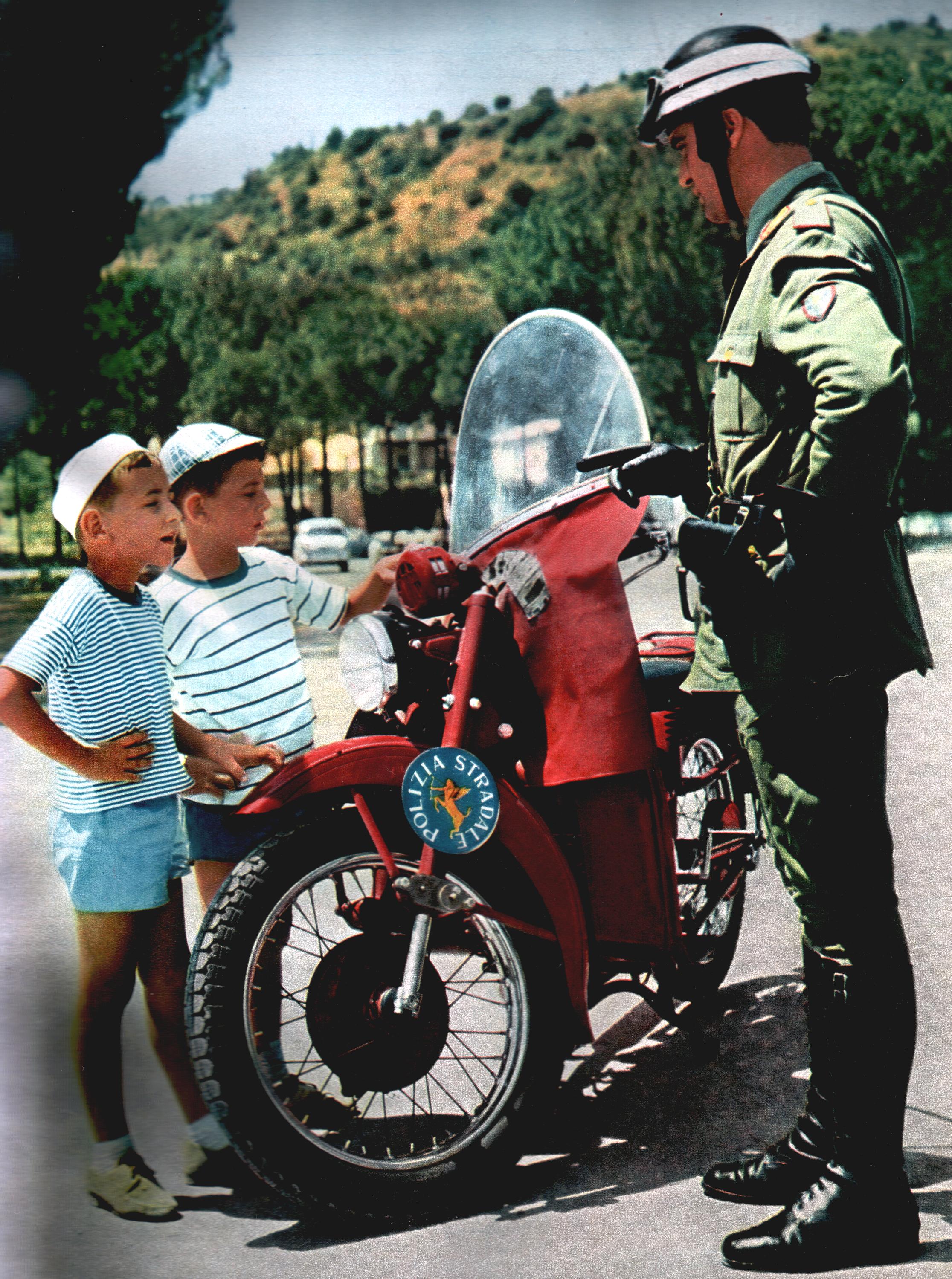 1959, motociclisti della stradale con moto Guzzi 500 insieme a due bambini