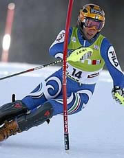 Chiara Costazza (atleta Fiamme Oro) impegnata in una gara di slalom speciale