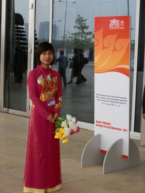 una ragazza vietnamita accoglie i partecipanti