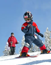Bambino sugli sci con casco protettivo indossato