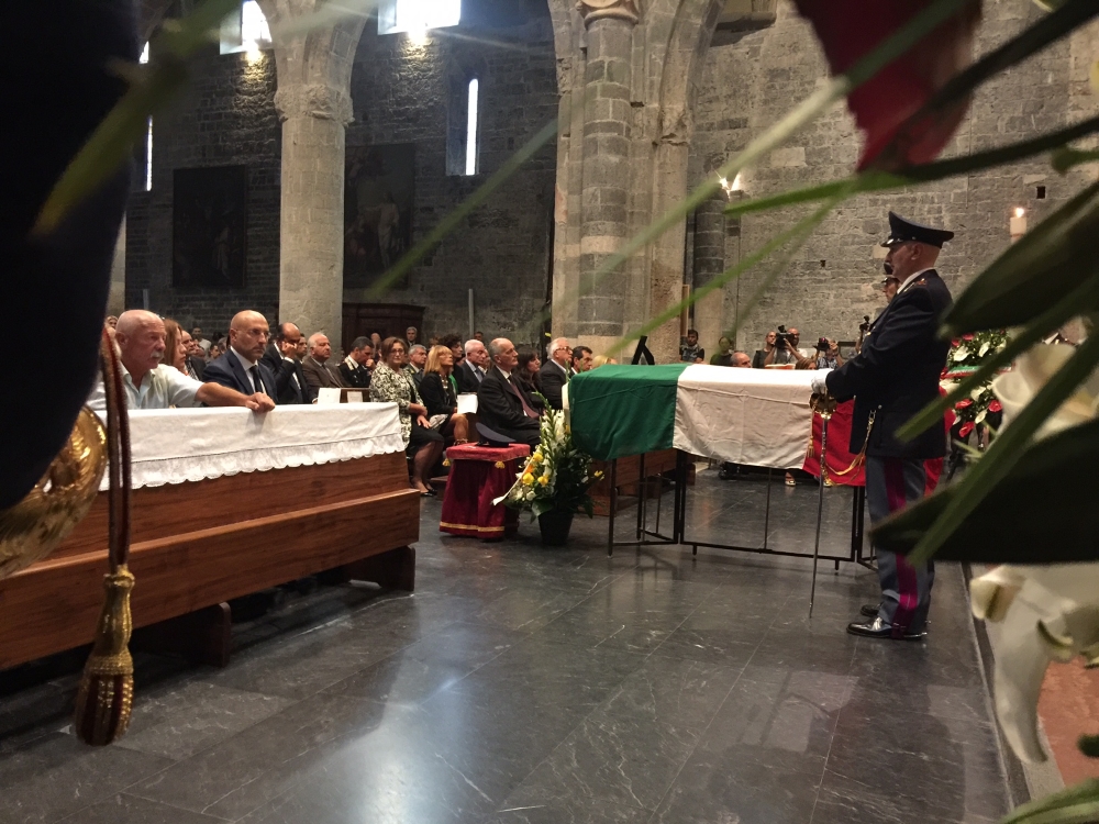 Il funerale e gli onori all'assistente capo Diego Turra