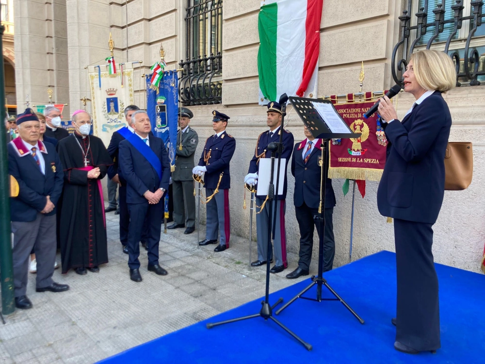 La cerimonia di scopertura della targa dedicata agli 8 poliziotti deportati da La Spezia nei campi di sterminio nel 1944