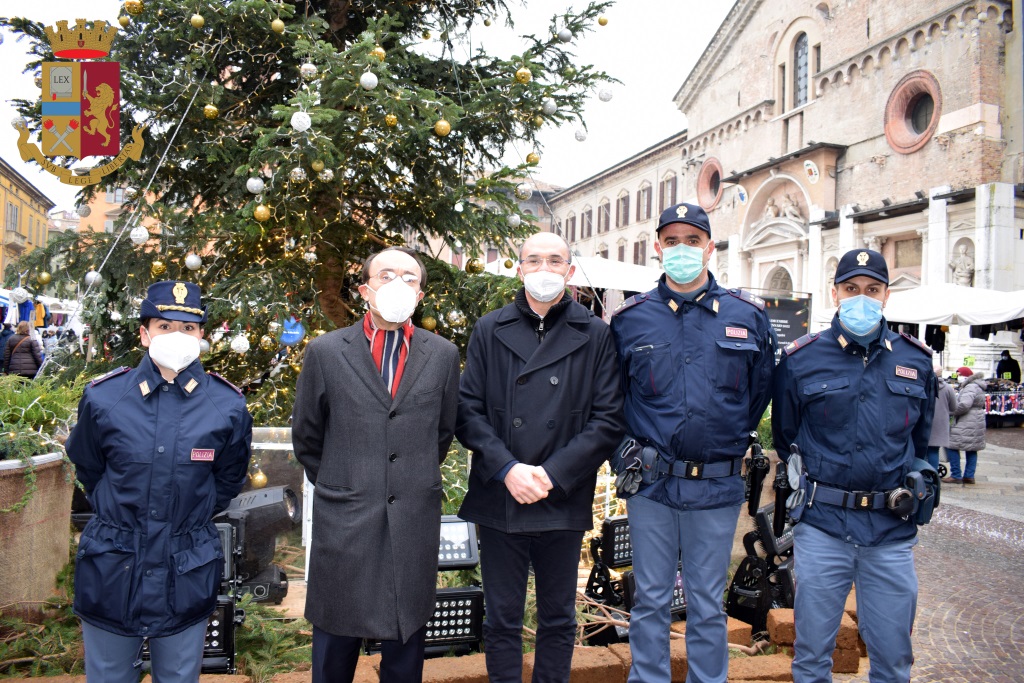 Gli alberi di Natale nelle città d’Italia con le decorazioni natalizie della Polizia di Stato: