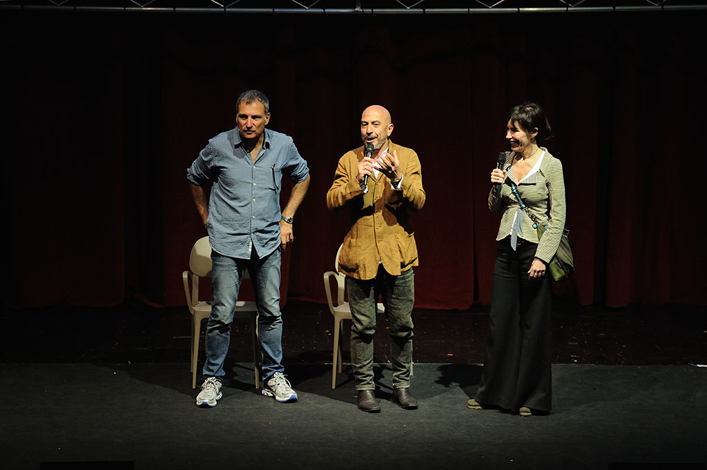 Luca Pagliari (a sinistra) sul palco insieme agli attori Roberto Ciufoli e Tiziana Foschi