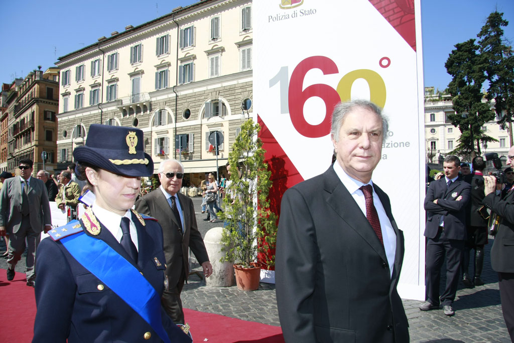 Il sottosegretario di Stato prefetto  De Stefano al 160° anniversario della polizia