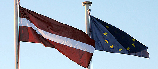 Le bandiere della Lettonia e del Consiglio d'Europa