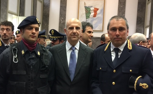 Il capo della Polizia Pansa con i poliziotti feriti a Milano