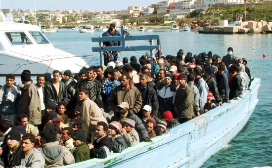 barconi con migranti