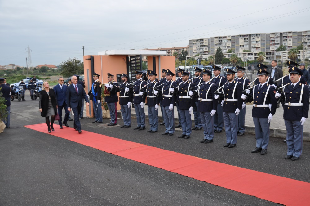 Il picchetto rende gli onori al capo della Polizia Franco Gabrielli