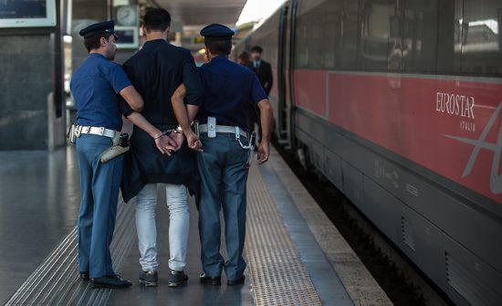 arresto da parte dei poliziotti della ferroviaria